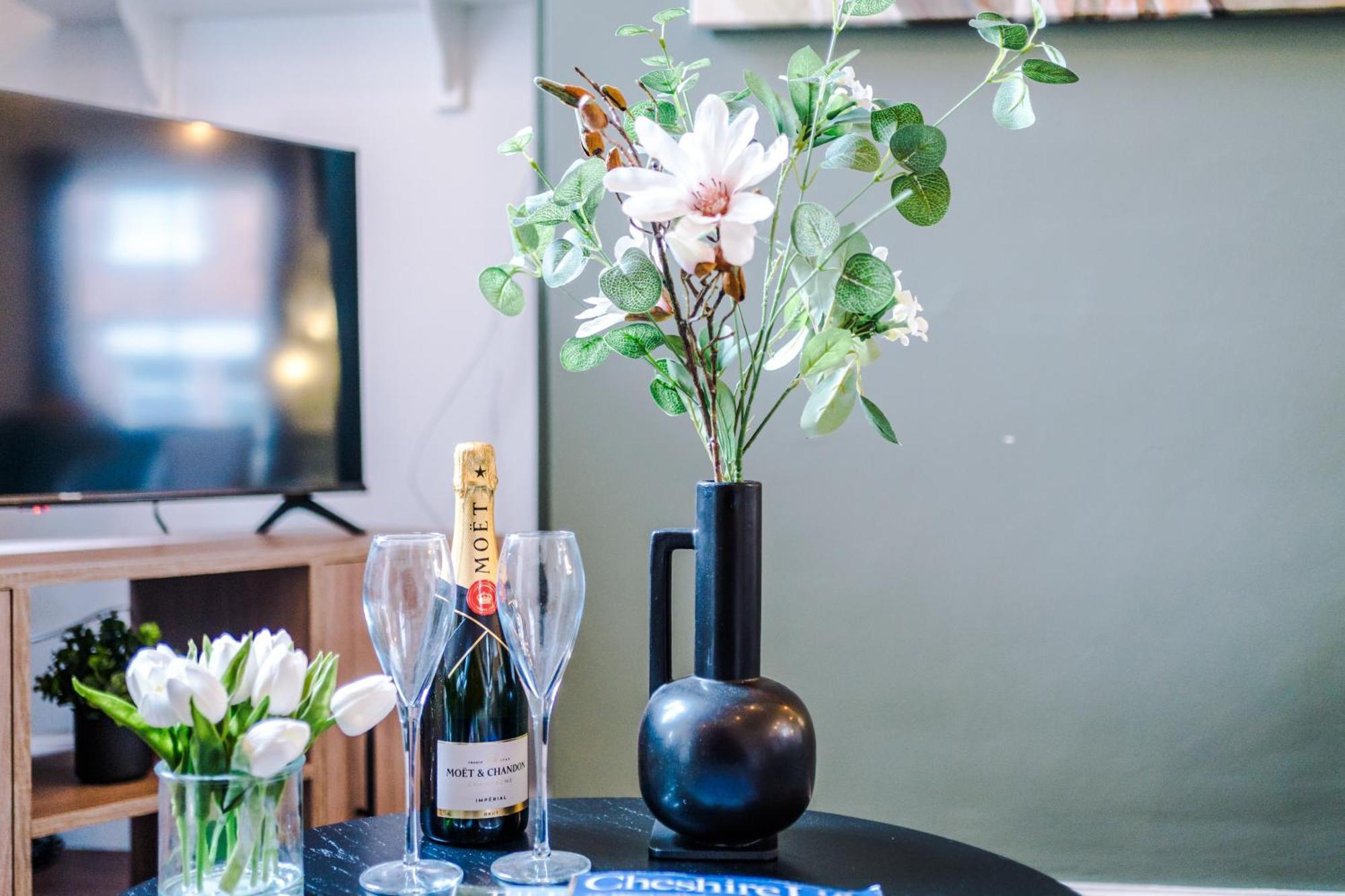 New! Stunning 2-Bed City-Centre Home In Chester By 53 Degrees Property - Ideal For Couples & Groups - Sleeps 6! Exterior foto